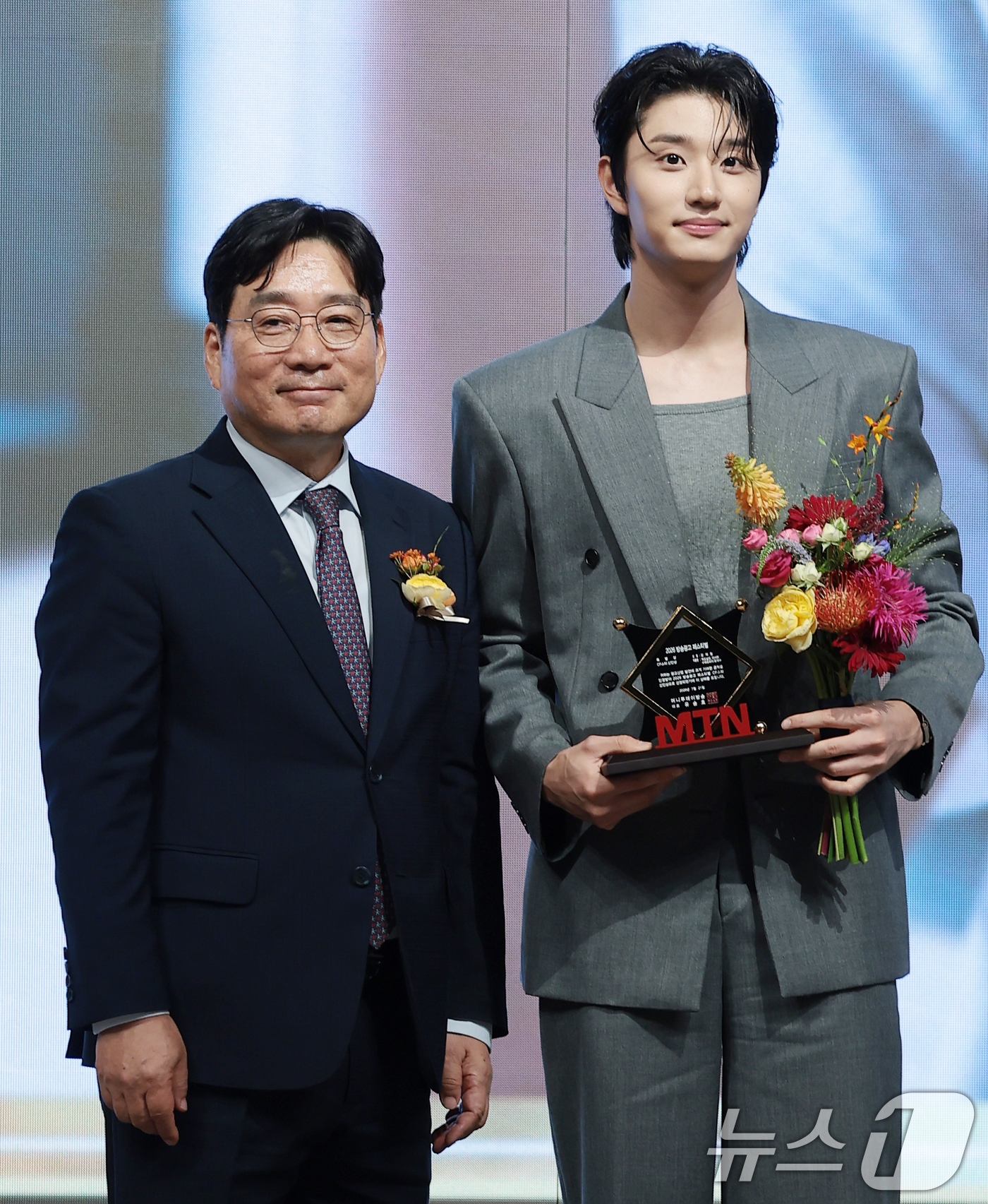 (서울=뉴스1) 권현진 기자 = 배우 김재원이 21일 서울 마포구 중소기업중앙회 DMC에서 열린 '2026 방송광고페스티벌' 시상식에 참석해 CF스타 신인상을 수상한 뒤 유승호 대 …