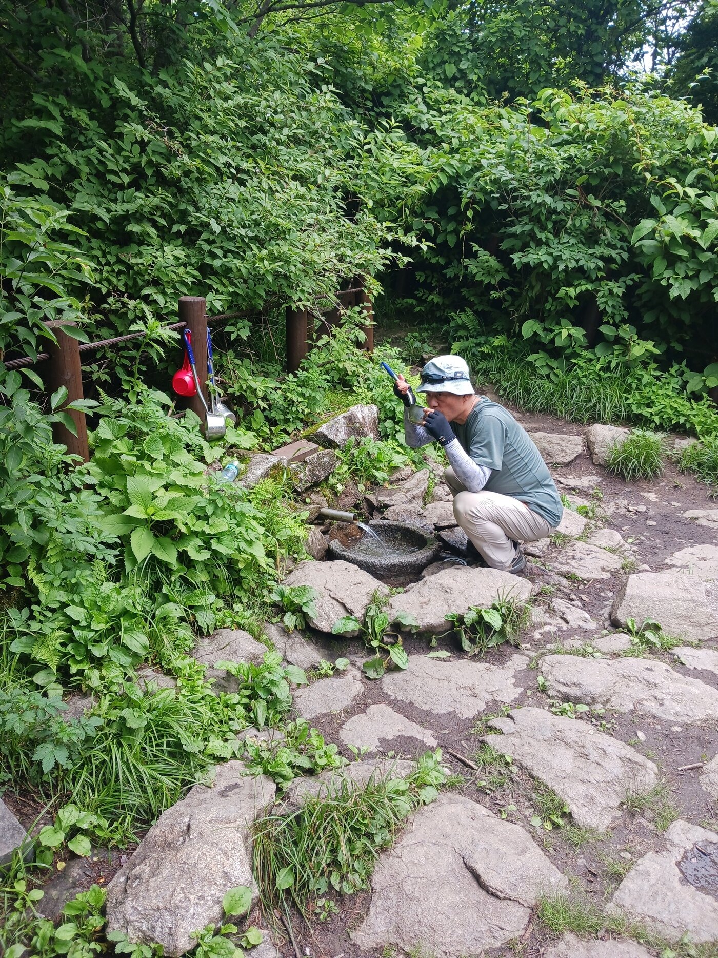 본문 이미지 - 지리산 등산객이 꼭 들르는 임걸령 샘물.  노고단에서 반야봉으로 이어지는  능선  왼편에  있다. 조선 선조 때 의적 임걸년(林傑年)이 이곳에 은거하면서 활동했다고 한다.  물맛이 좋고 풍부하다.