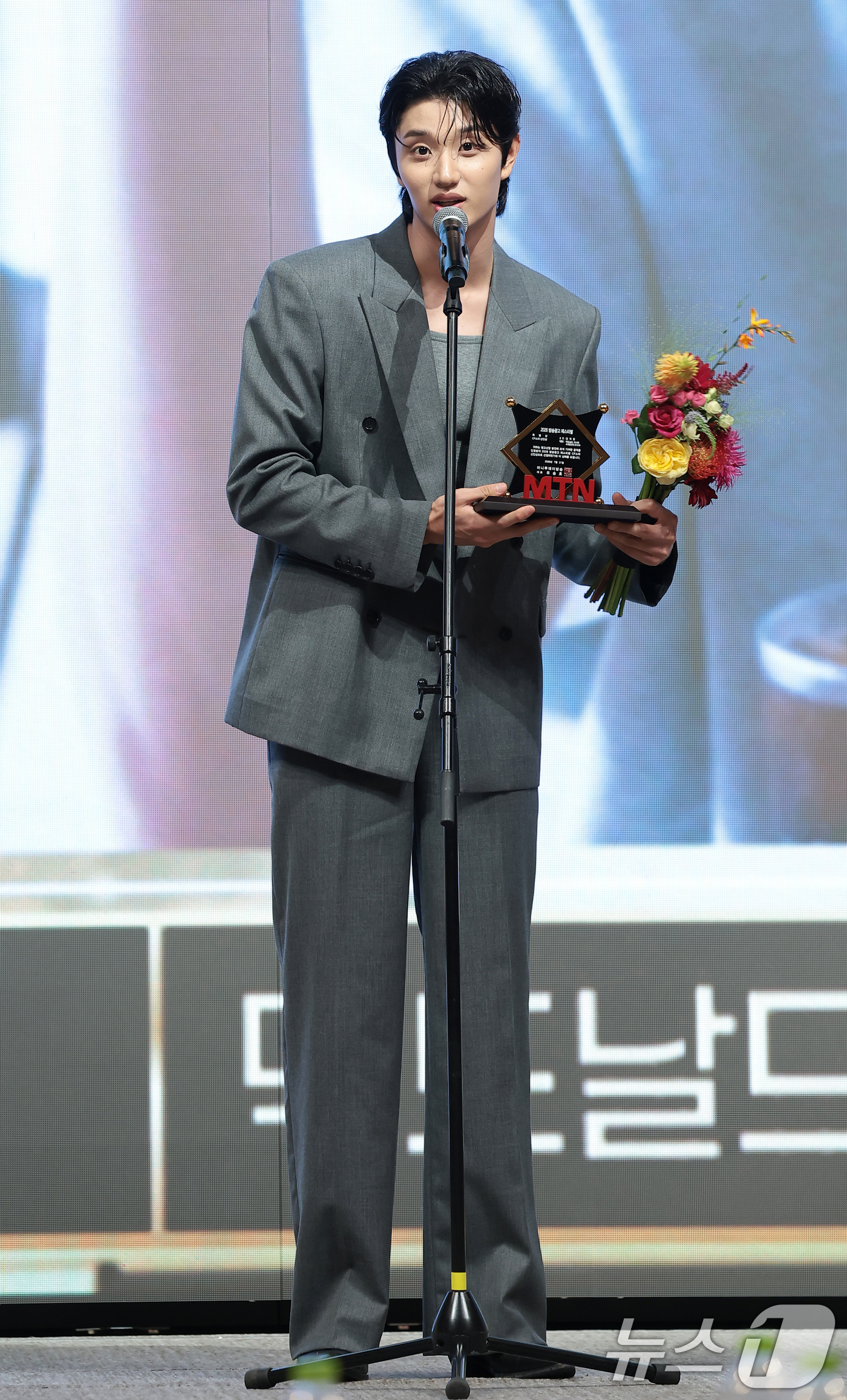 (서울=뉴스1) 권현진 기자 = 배우 김재원이 21일 서울 마포구 중소기업중앙회 DMC에서 열린 '2026 방송광고페스티벌' 시상식에 참석해 CF스타 신인상을 수상한 뒤 소감을 말 …