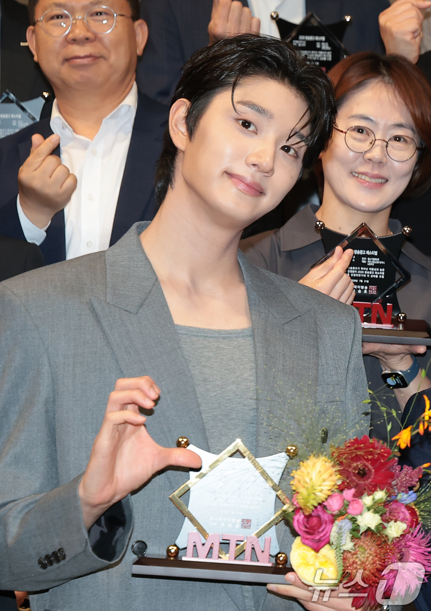 (서울=뉴스1) 권현진 기자 = 배우 김재원이 21일 서울 마포구 중소기업중앙회 DMC에서 열린 '2026 방송광고페스티벌' 시상식에 참석해 CF스타 신인상을 수상한 뒤 기념 촬영 …