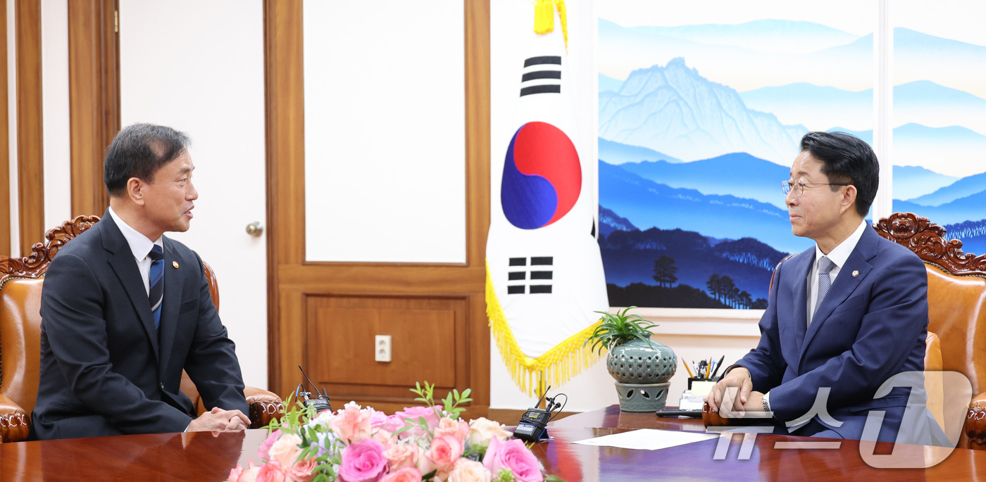 (서울=뉴스1) 신웅수 기자 = 조정식 국회의장이 21일 서울 여의도 국회에서 김종철 방송미디어통신위원장을 접견하고 있다. 2026.7.21/뉴스1