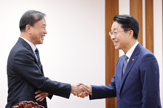 김종철 위원장과 인사하는 조정식 의장