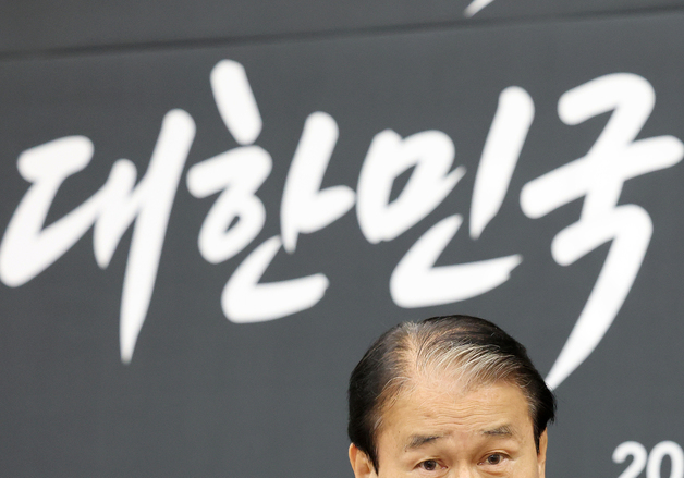 기자회견하는 권오을 장관