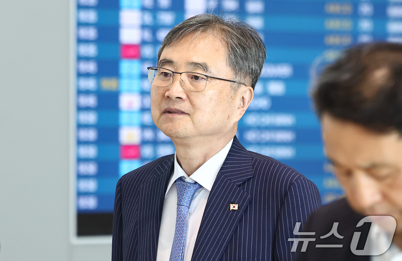 (인천공항=뉴스1) 김도우 기자 = 조현 외교부 장관이 21일 필리핀 마닐라에서 열리는 아세안(ASEAN·동남아시아국가연합) 관련 외교장관회의 참석차 인천국제공항을 통해 출국하고 …
