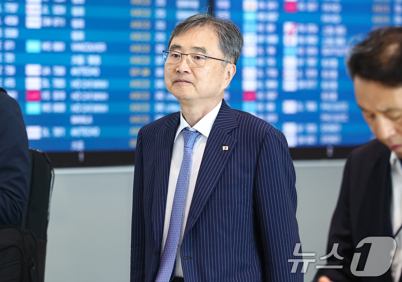 (인천공항=뉴스1) 김도우 기자 = 조현 외교부 장관이 21일 필리핀 마닐라에서 열리는 아세안(ASEAN·동남아시아국가연합) 관련 외교장관회의 참석차 인천국제공항을 통해 출국하고 …
