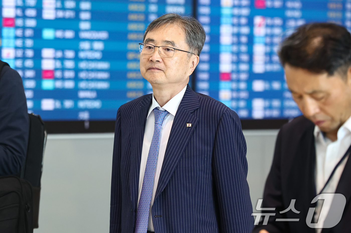 (인천공항=뉴스1) 김도우 기자 = 조현 외교부 장관이 21일 필리핀 마닐라에서 열리는 아세안(ASEAN·동남아시아국가연합) 관련 외교장관회의 참석차 인천국제공항을 통해 출국하고 …