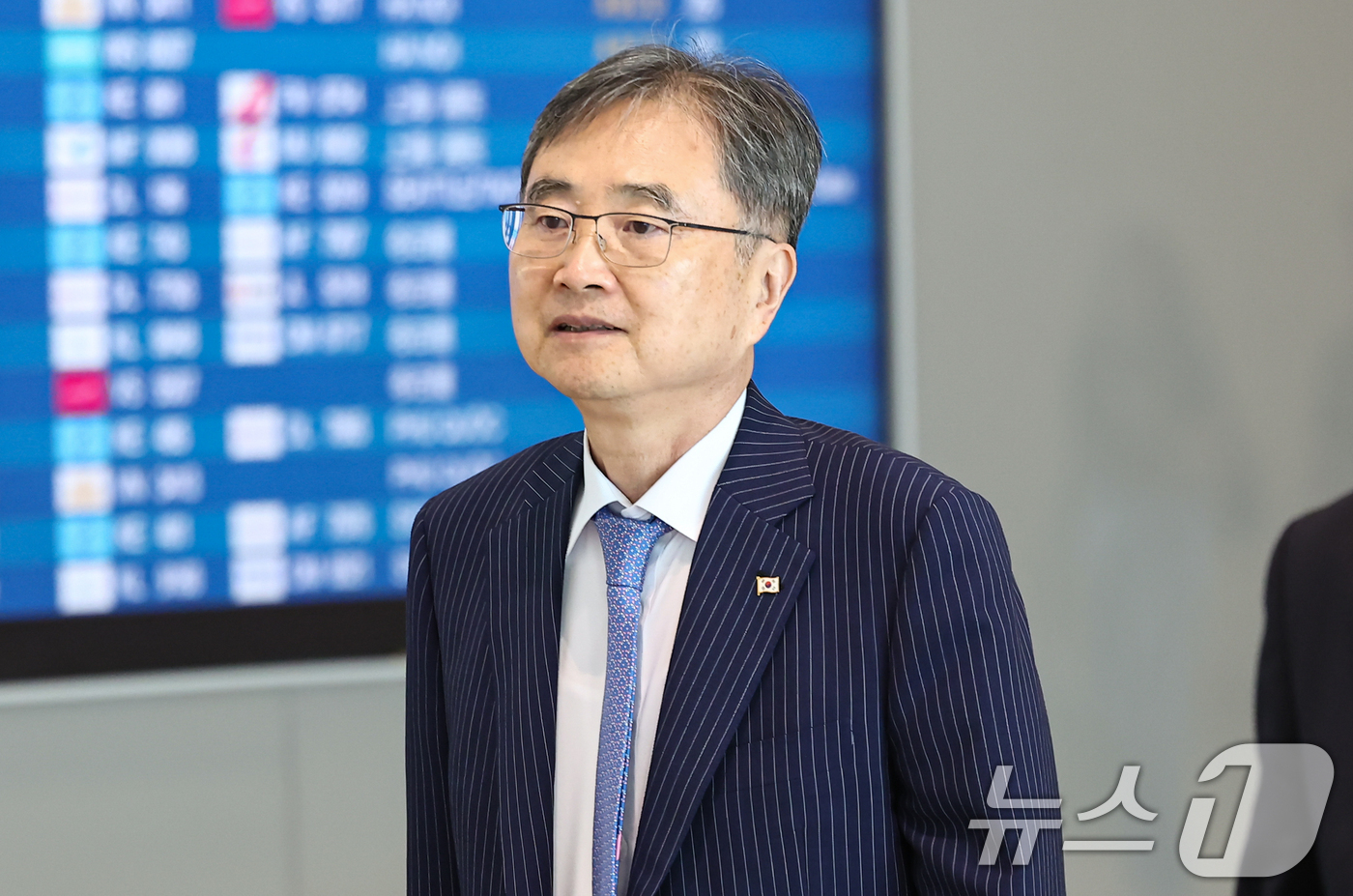 (인천공항=뉴스1) 김도우 기자 = 조현 외교부 장관이 21일 필리핀 마닐라에서 열리는 아세안(ASEAN·동남아시아국가연합) 관련 외교장관회의 참석차 인천국제공항을 통해 출국하고 …
