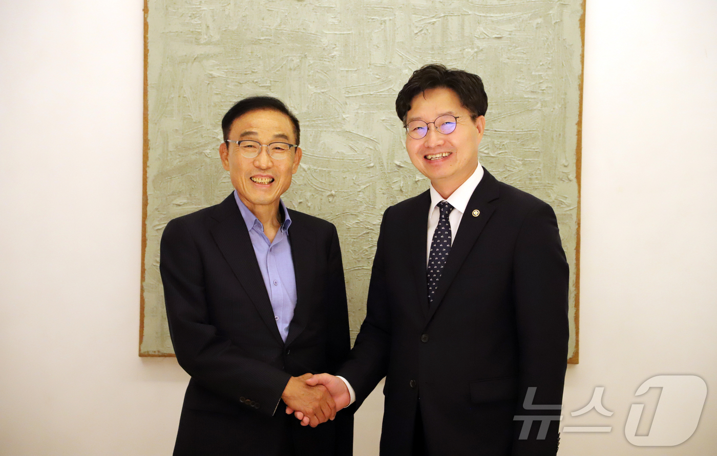 (서울=뉴스1) 김진환 기자 = 과학기술정보통신부는 구혁채 과학기술정보통신부 1차관이 21일 서울 강남에서 김기남 전 공학한림원 회장 고문을 만나 반도체·양자 분야 K-문샷 프로젝 …