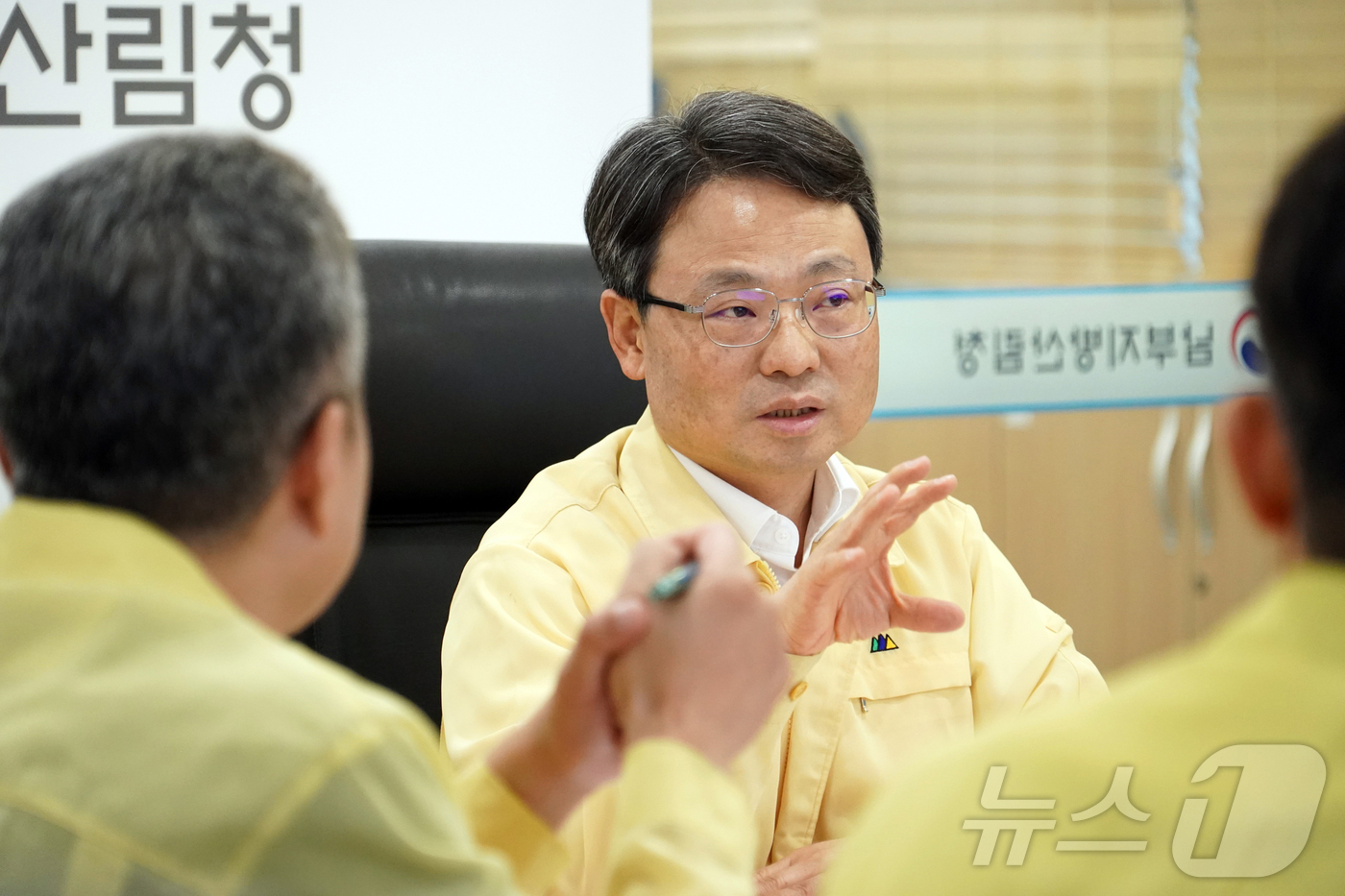 (서울=뉴스1) = 박은식 산림청장이 21일 남부지방산림청 산림재난종합상황실에서 산사태 예방·대응 태세 점검회의를 주재하고 있다. (산림청 제공, 재판매 및 DB 금지) 2026. …