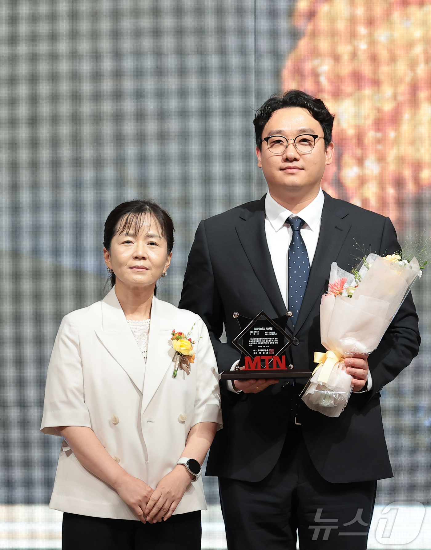 (서울=뉴스1) 권현진 기자 = 가마치통닭 김청아 상무가 21일 서울 마포구 중소기업중앙회 DMC에서 열린 '2026 방송광고페스티벌' 시상식에 참석해 식음료 부문 최우수상을 받은 …