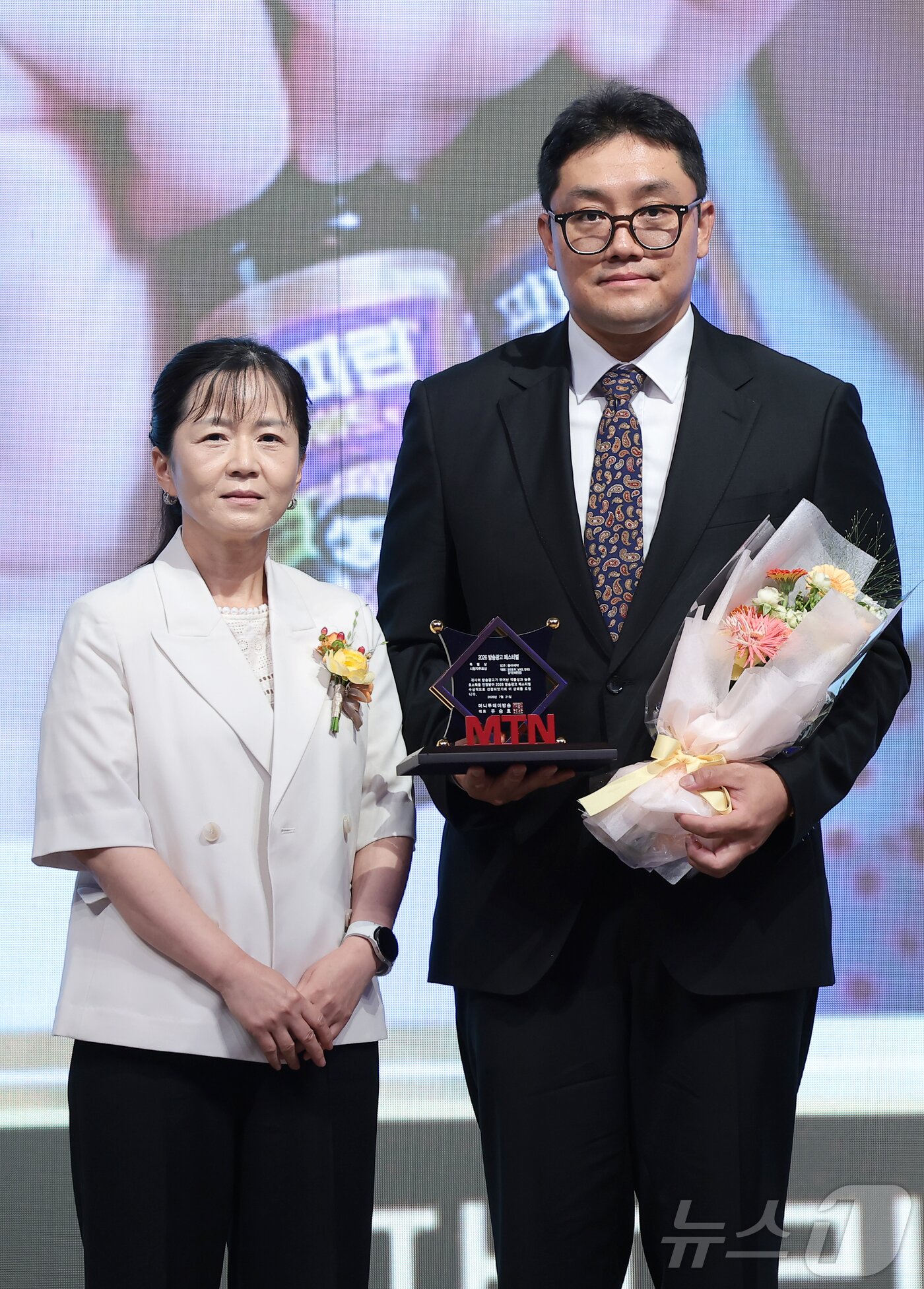 본문 이미지 - 동아제약 김민철 광고팀장이 21일 서울 마포구 중소기업중앙회 DMC에서 열린 '2026 방송광고페스티벌' 시상식에 참석해 시청자투표상을 받은 뒤 정미경 전무(왼쪽)와 기념 촬영을 하고 있다. 2026.7.21 ⓒ 뉴스1 권현진 기자