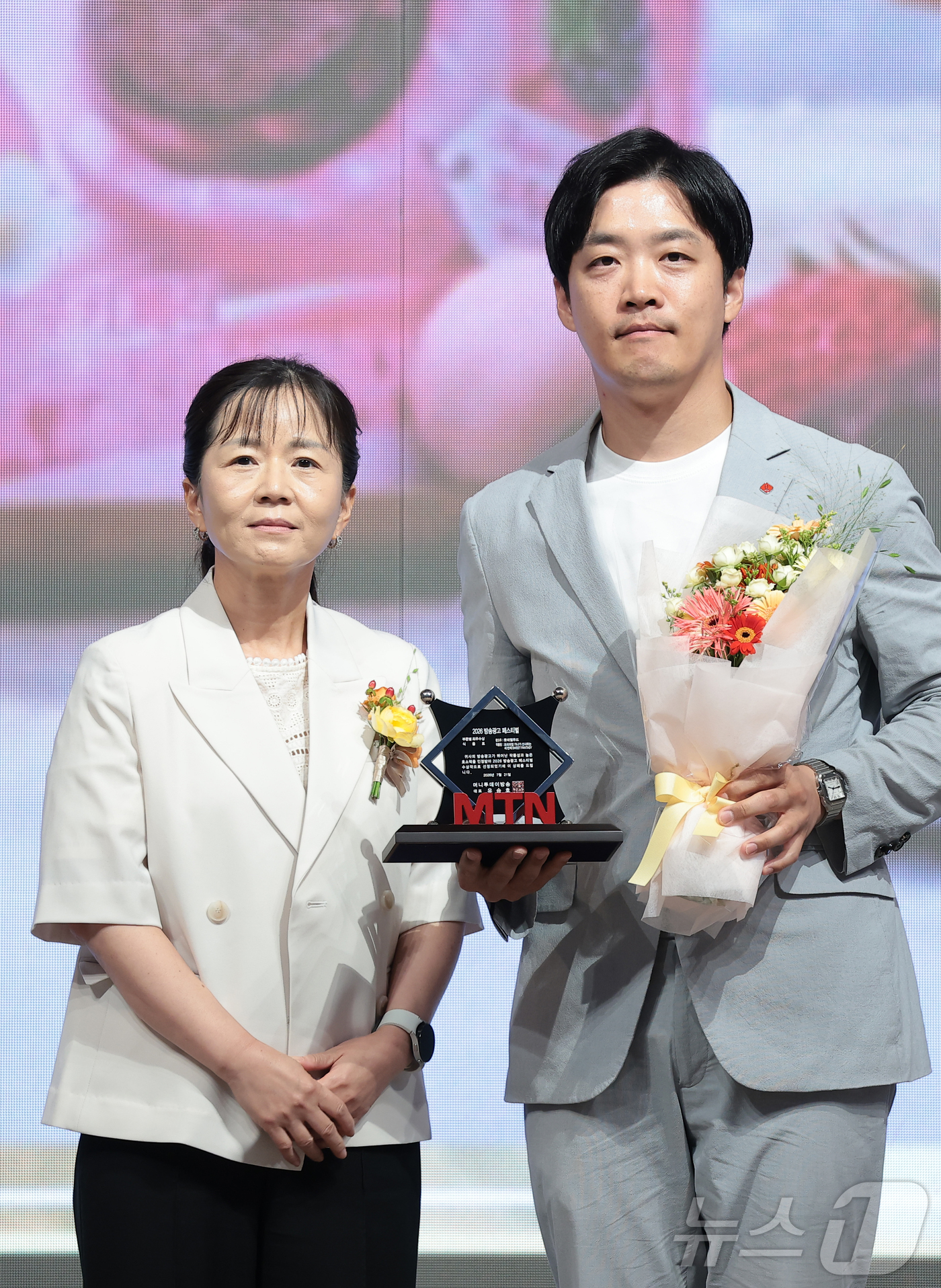 (서울=뉴스1) 권현진 기자 = 롯데웰푸드 이승기 팀장이 21일 서울 마포구 중소기업중앙회 DMC에서 열린 '2026 방송광고페스티벌' 시상식에 참석해 식음료 부문 최우수상을 받은 …