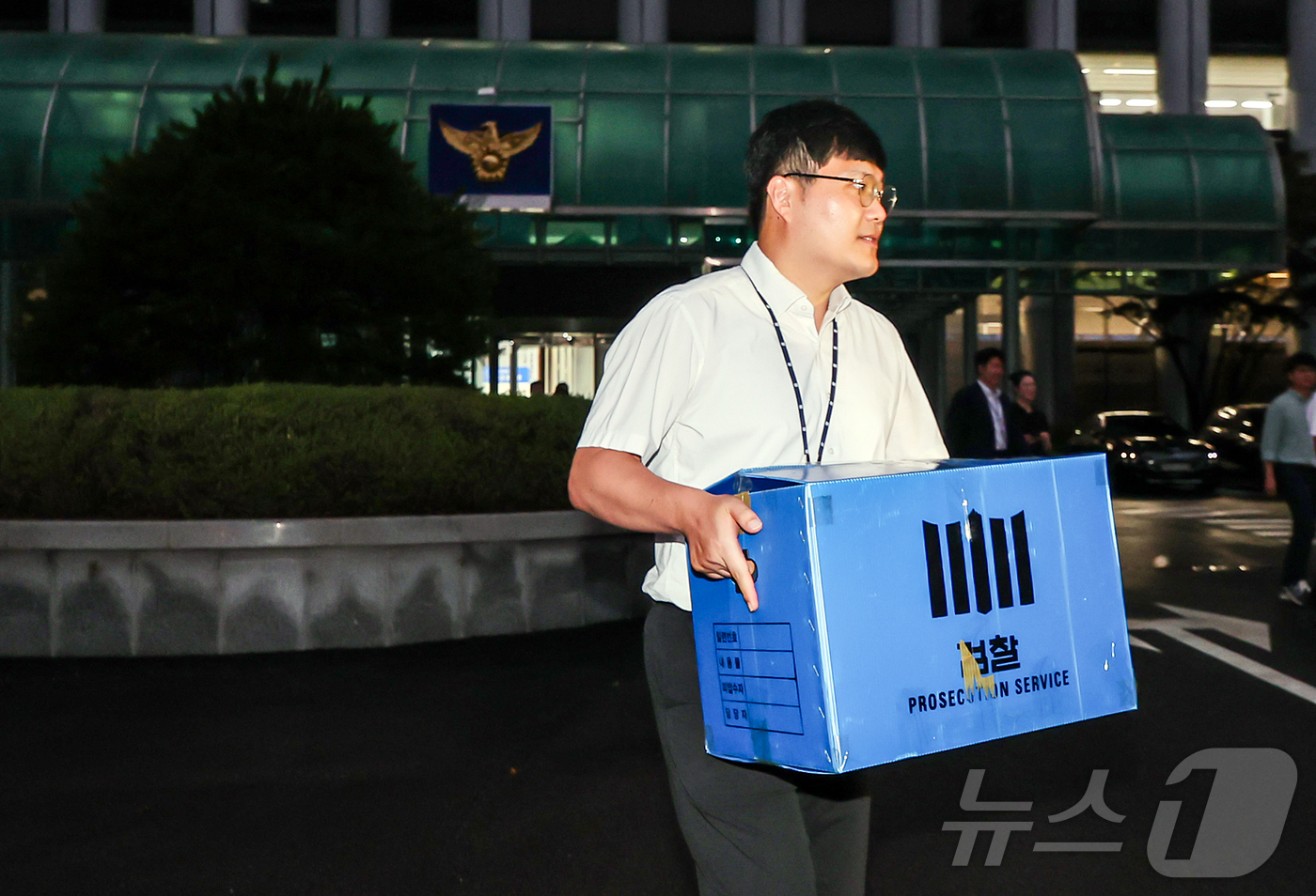 (서울=뉴스1) 김진환 기자 = 검찰 관계자들이 21일 오후 장윤기 사건 부실 수사와 증거인멸 의혹 등을 규명하기 위해 서울 서대문구 경찰청 국가수사본부에 대한 압수수색을 마친 뒤 …