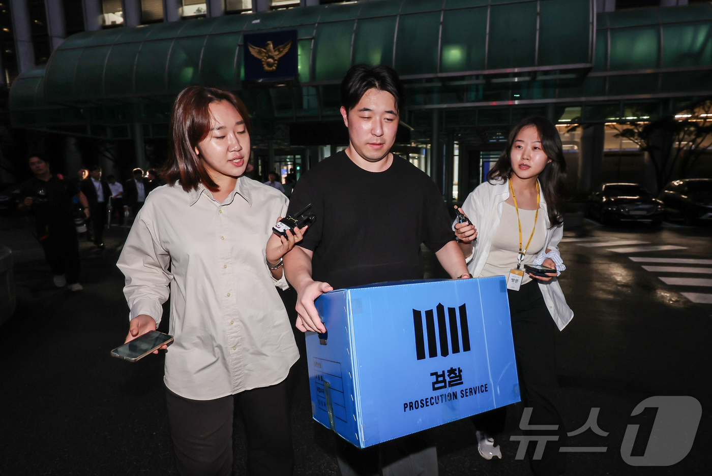 (서울=뉴스1) 김진환 기자 = 검찰 관계자들이 21일 오후 장윤기 사건 부실 수사와 증거인멸 의혹 등을 규명하기 위해 서울 서대문구 경찰청 국가수사본부에 대한 압수수색을 마친 뒤 …
