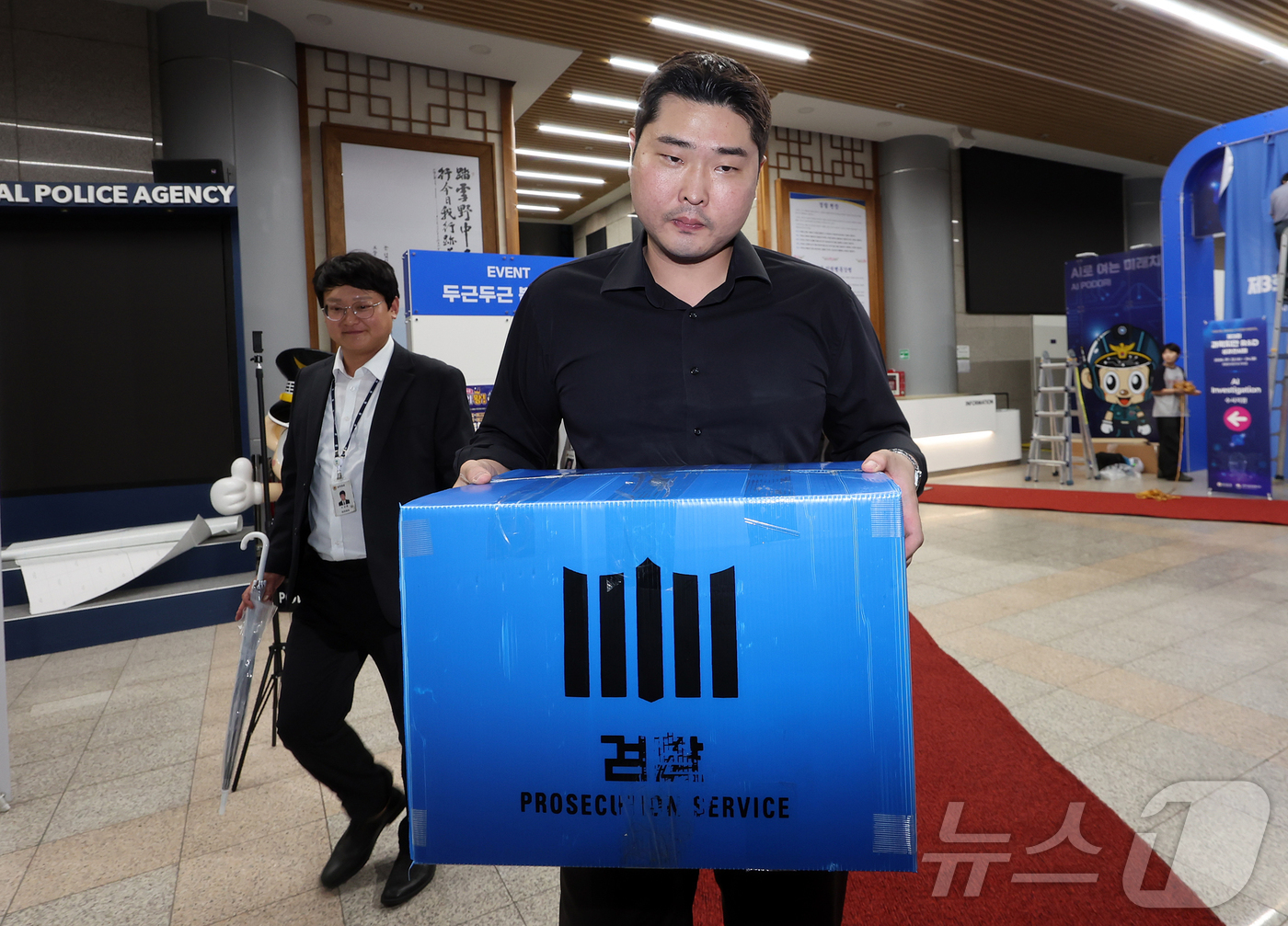(서울=뉴스1) 김진환 기자 = 검찰 관계자들이 21일 오후 장윤기 사건 부실 수사와 증거인멸 의혹 등을 규명하기 위해 서울 서대문구 경찰청 국가수사본부에 대한 압수수색을 마친 뒤 …