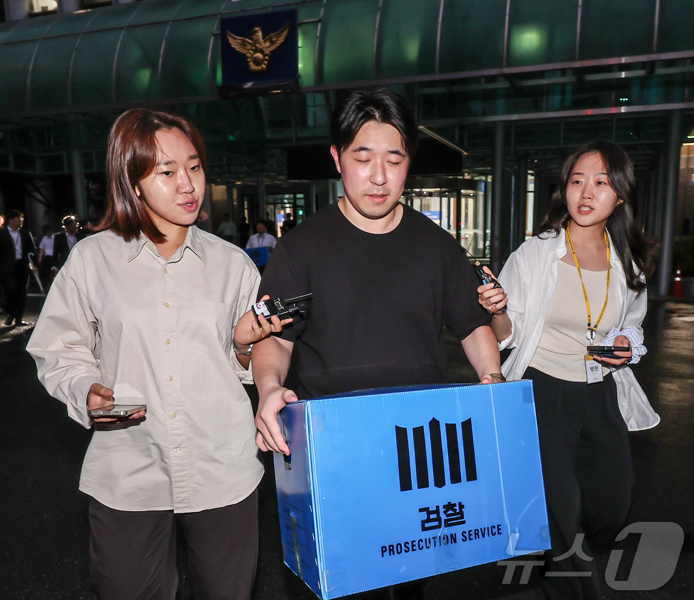 (서울=뉴스1) 김진환 기자 = 검찰 관계자들이 21일 오후 장윤기 사건 부실 수사와 증거인멸 의혹 등을 규명하기 위해 서울 서대문구 경찰청 국가수사본부에 대한 압수수색을 마친 뒤 …