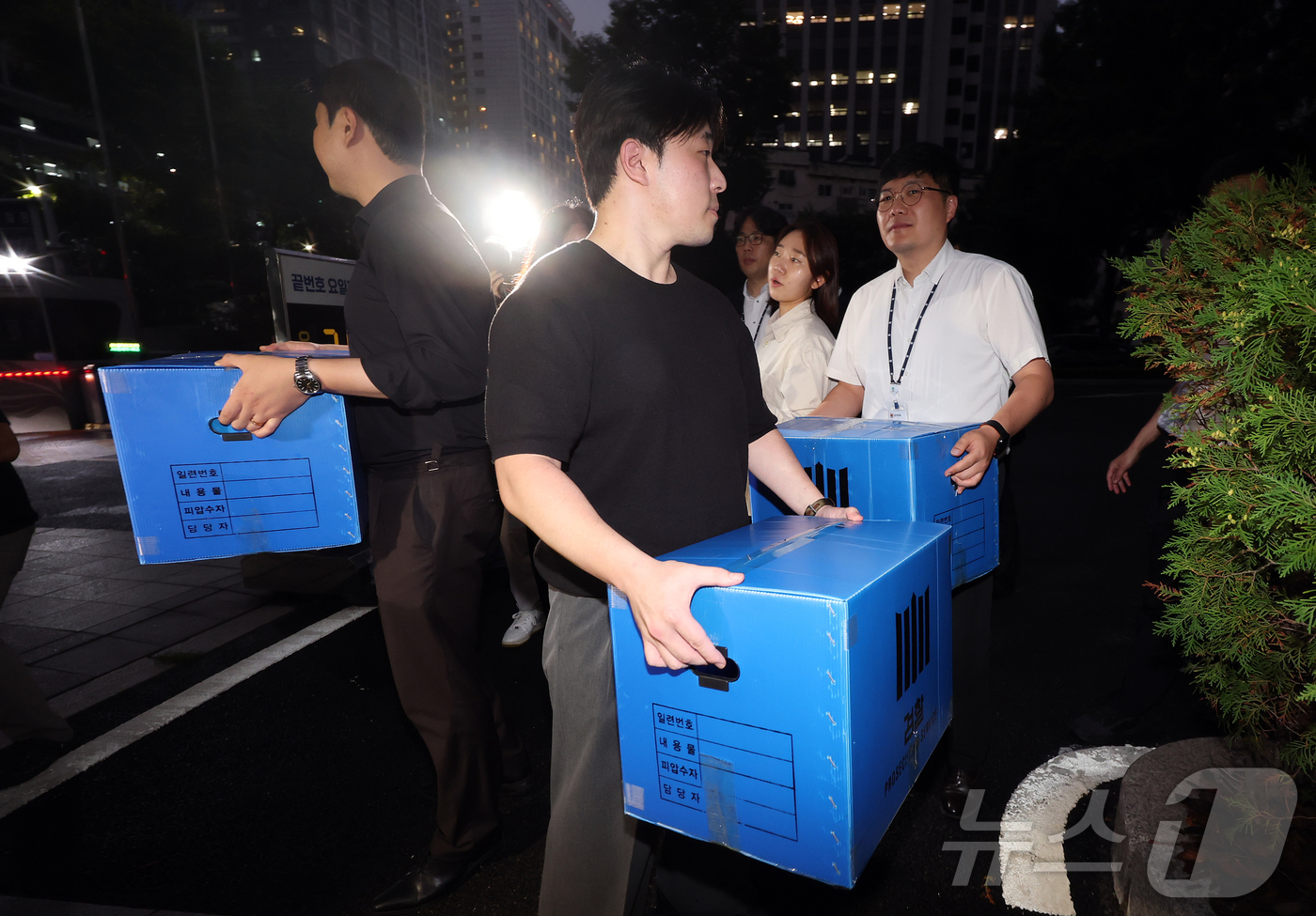 (서울=뉴스1) 김진환 기자 = 검찰 관계자들이 21일 오후 장윤기 사건 부실 수사와 증거인멸 의혹 등을 규명하기 위해 서울 서대문구 경찰청 국가수사본부에 대한 압수수색을 마친 뒤 …