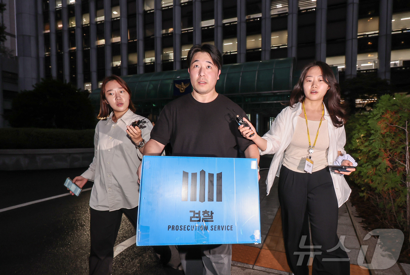 (서울=뉴스1) 김진환 기자 = 검찰 관계자들이 21일 오후 장윤기 사건 부실 수사와 증거인멸 의혹 등을 규명하기 위해 서울 서대문구 경찰청 국가수사본부에 대한 압수수색을 마친 뒤 …