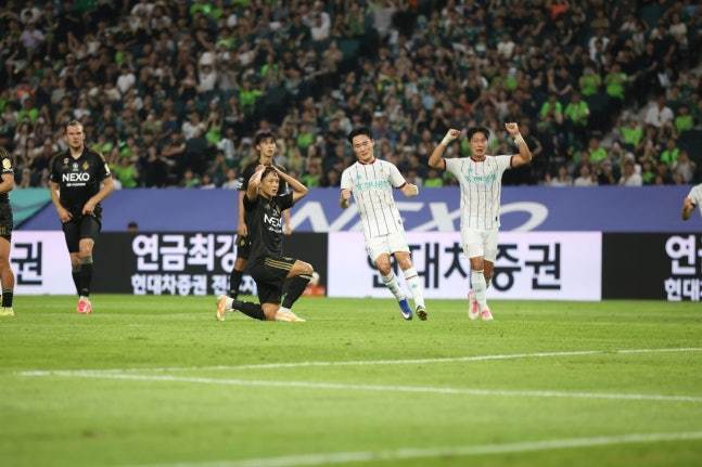 본문 이미지 - 전북 이승우가 21일 열린 대전하나시티즌과의 홈경기에서 페널티킥을 실축한 뒤 아쉬워하고 있다. (프로축구연맹 제공)