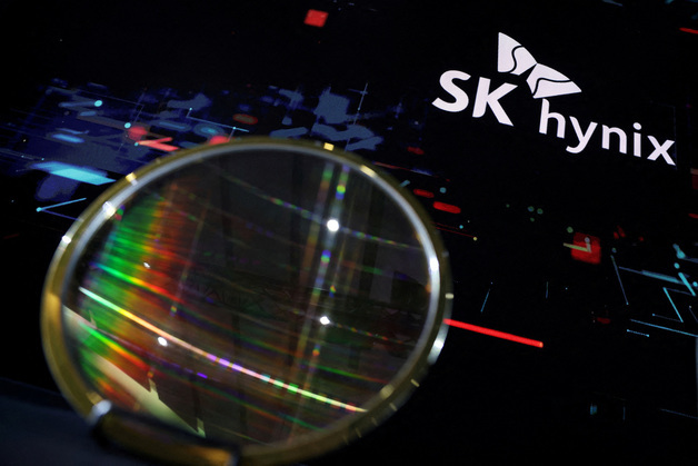 SK하이닉스 ADR 14% 급등…AI 메모리 낙관론에 실적 기대감까지