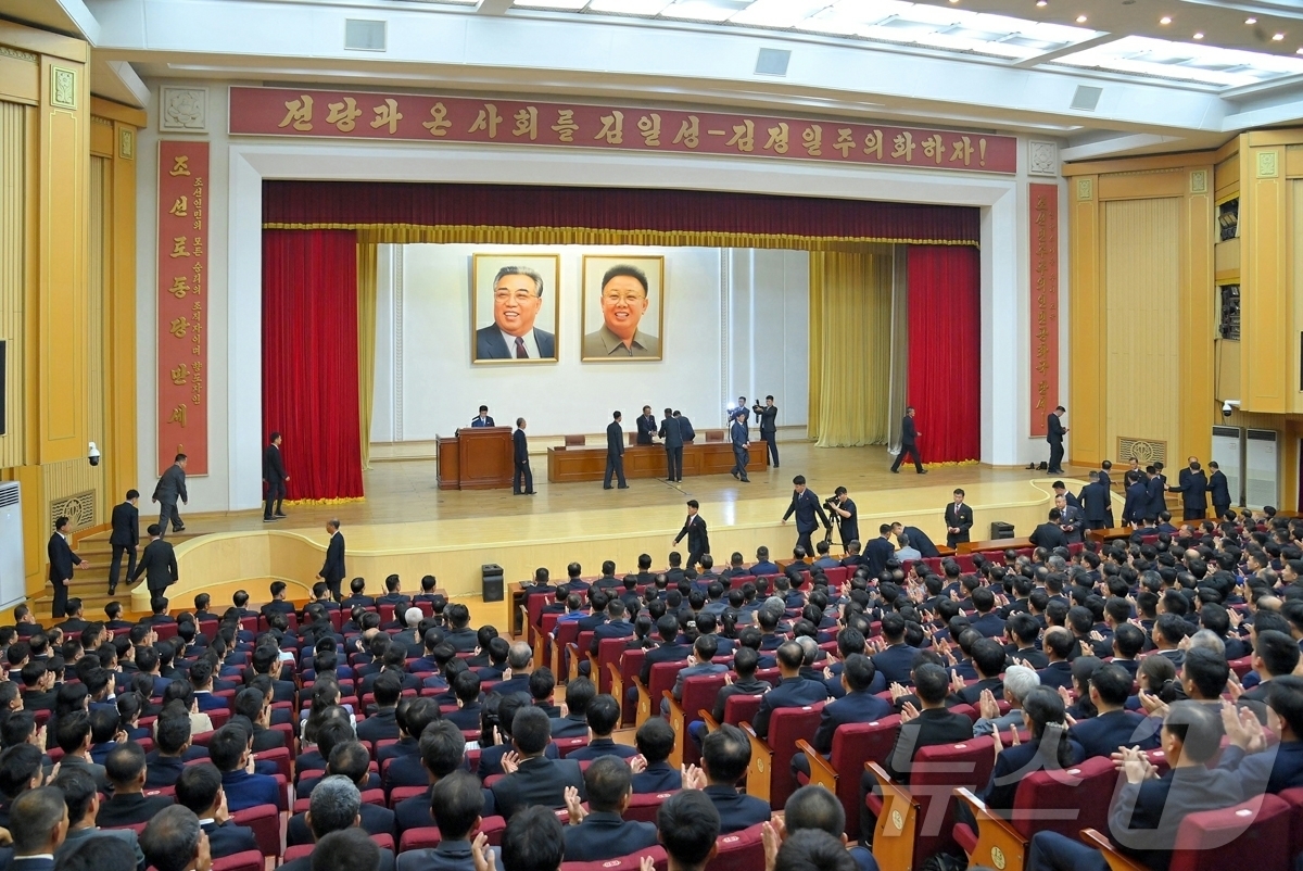 (평양 노동신문=뉴스1) = 북한 노동당 기관지 노동신문은 22일 노동당이 해외군사작전 전투위훈기념관 건설에서 특출한 공로를 세운 만수대창작사의 해당 창작단위들과 일꾼들, 창작가들 …