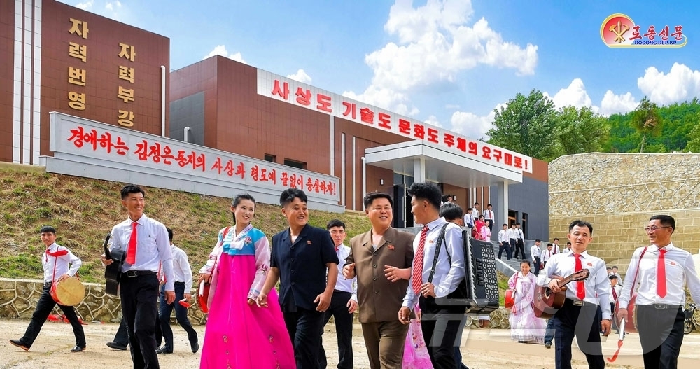 (평양 노동신문=뉴스1) = 북한 노동당 기관지 노동신문은 22일 "구역 당 위원회는 집중강연선전을 통한 사상 공세의 위력을 더 증폭시키며 지역의 3대 혁명 수행을 힘있게 견인해 …