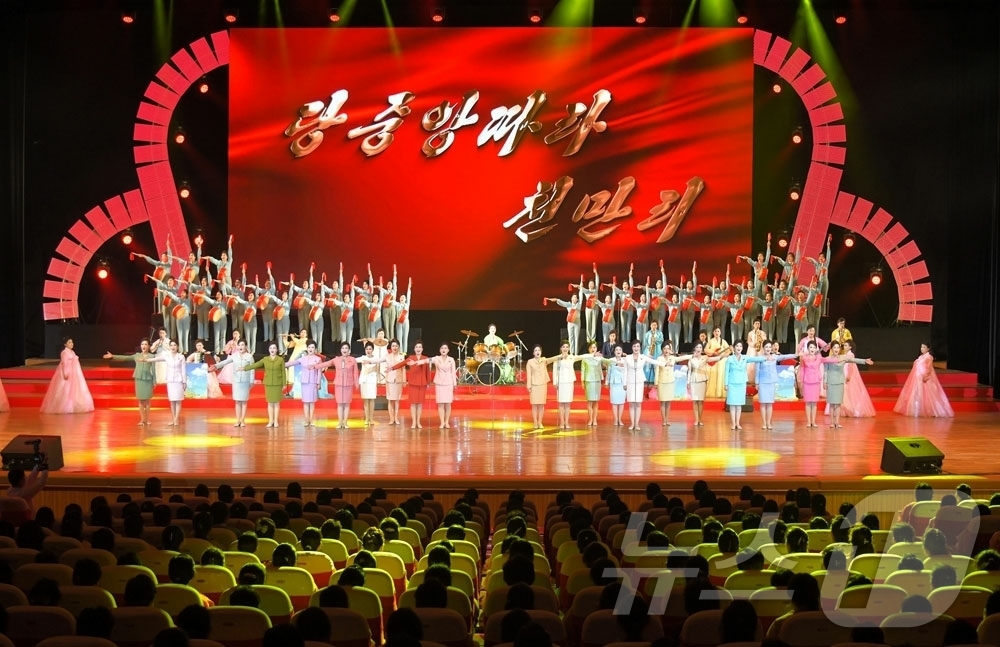 (평양 노동신문=뉴스1) = 북한 노동당 기관지 노동신문은 22일 조선사회주의여성동맹(여맹) 제8차 대회를 기념해 여맹중앙예술선전대와 여맹예술조선원들의 종합공연이 진행됐다고 전했다 …