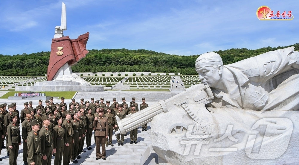 (평양 노동신문=뉴스1) = 북한 노동당 기관지 노동신문은 22일 "전승세대의 불굴의 넋을 가슴마다에 새겨간다"며 조국해방전쟁(한국전쟁) 당시 전승세대의 활약을 조명했다.   [국 …