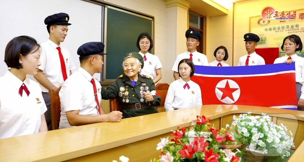 (평양 노동신문=뉴스1) = 북한 노동당 기관지 노동신문은 22일 "전승세대의 불굴의 넋을 가슴마다에 새겨간다"며 조국해방전쟁(한국전쟁) 당시 전승세대의 활약을 조명했다.   [국 …