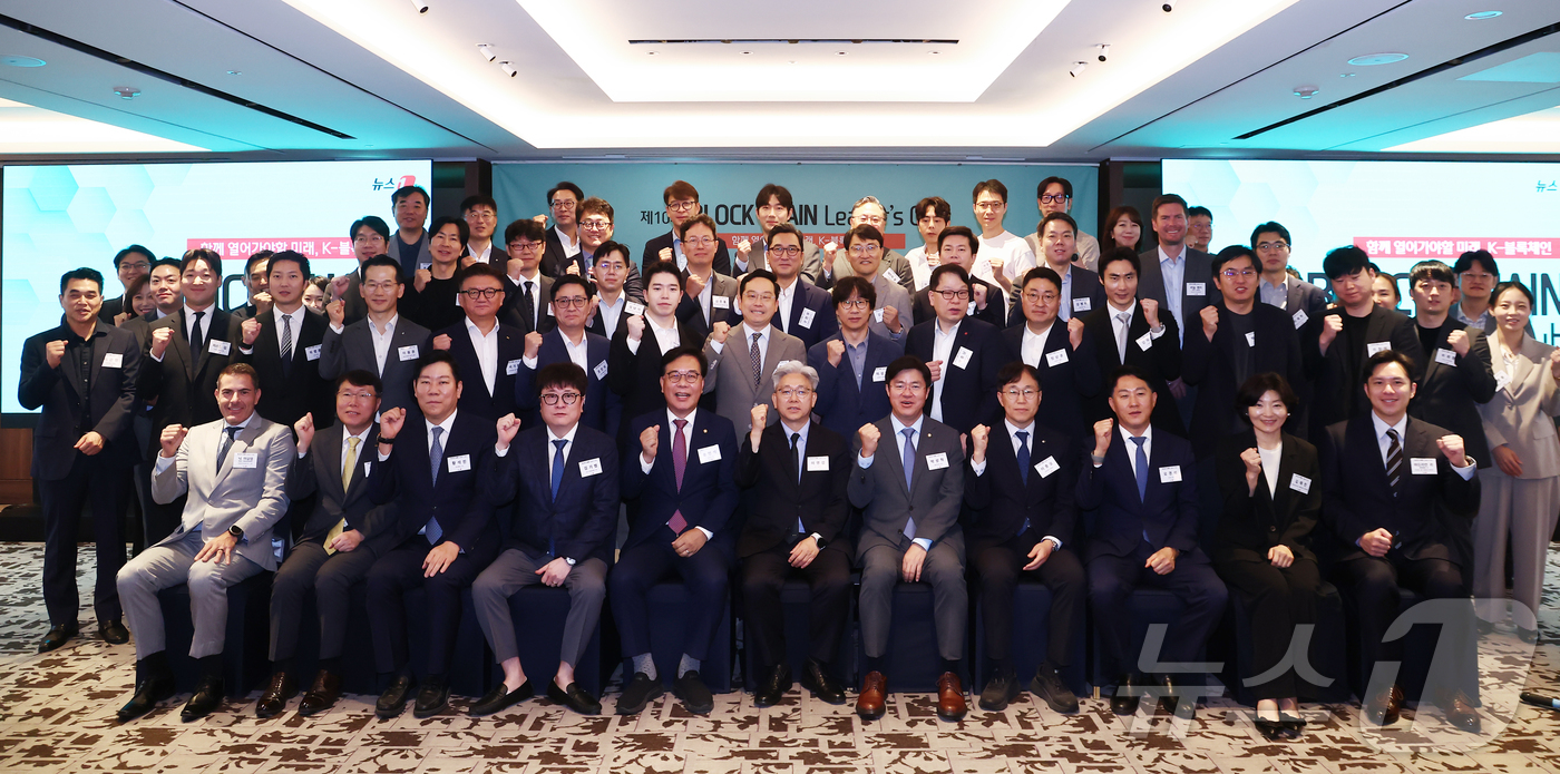 (서울=뉴스1) 김민지 기자 = 이영섭 뉴스1 대표이사가 22일 오전 서울 중구 롯데호텔에서 열린 제10회 뉴스1 블록체인리더스클럽에서 박상혁 더불어민주당 의원, 김재섭 국민의힘 …