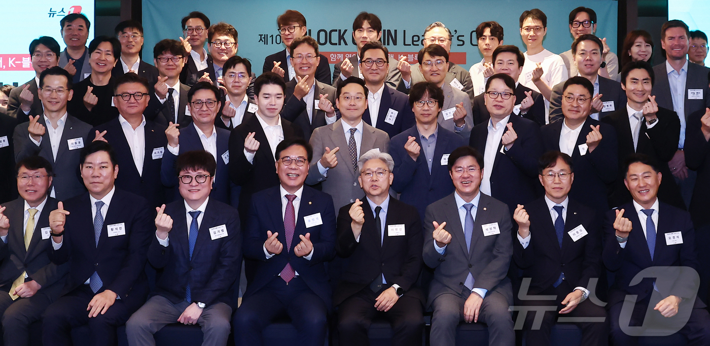 (서울=뉴스1) 김민지 기자 = 이영섭 뉴스1 대표이사가 22일 오전 서울 중구 롯데호텔에서 열린 제10회 뉴스1 블록체인리더스클럽에서 박상혁 더불어민주당 의원, 송언석 국민의힘 …