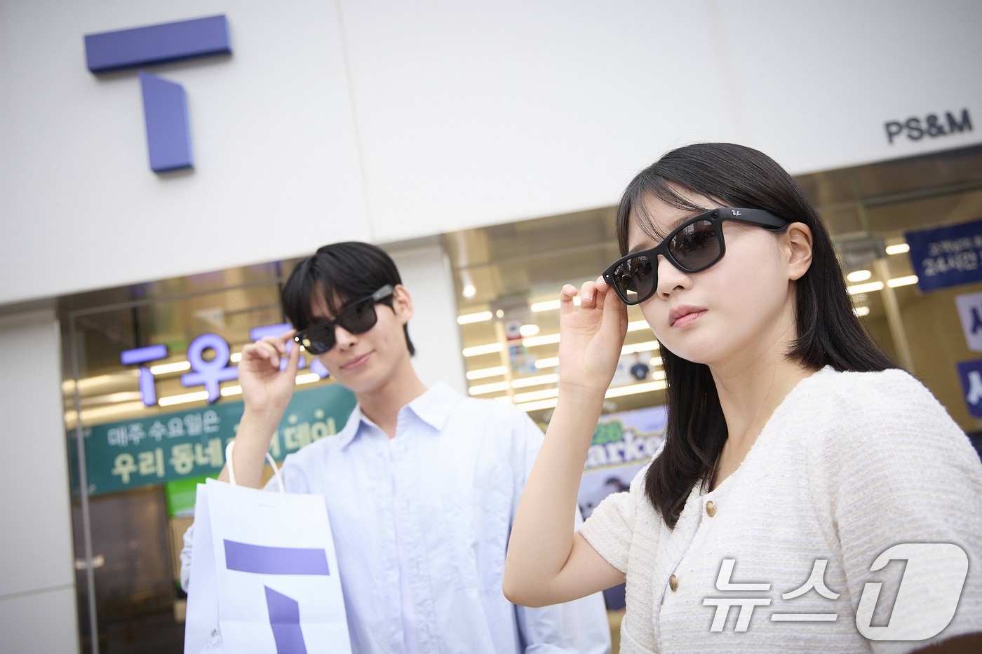(서울=뉴스1) = SK텔레콤은 AI 글래스 ‘레이밴 메타 글래스(Ray-Ban Meta(Gen 2))’를 출시하고, 공식 온라인몰 T다이렉트샵과 서울, 경기 지역의 SK텔레콤 P …