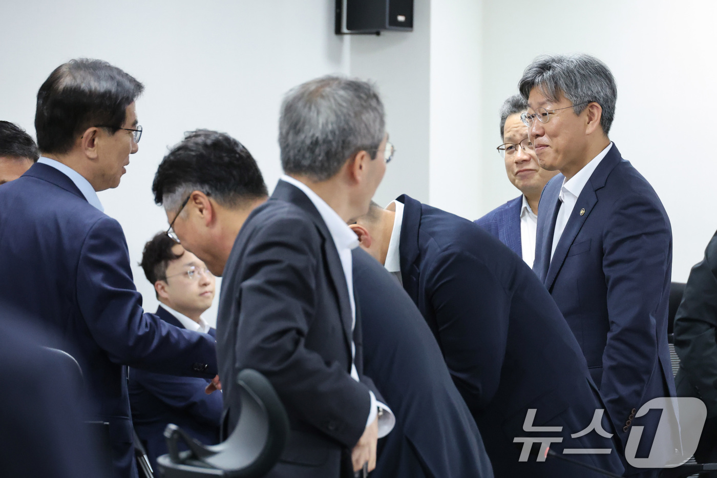 (서울=뉴스1) 신웅수 기자 = 김이탁 국토교통부 1차관이 22일 서울 여의도 국회 의원회관에서 열린 국토교통위원회 당정에서 의원들과 인사하고 있다. 2026.7.22/뉴스1