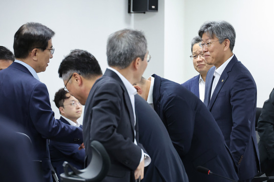 인사나누는 김이탁 차관