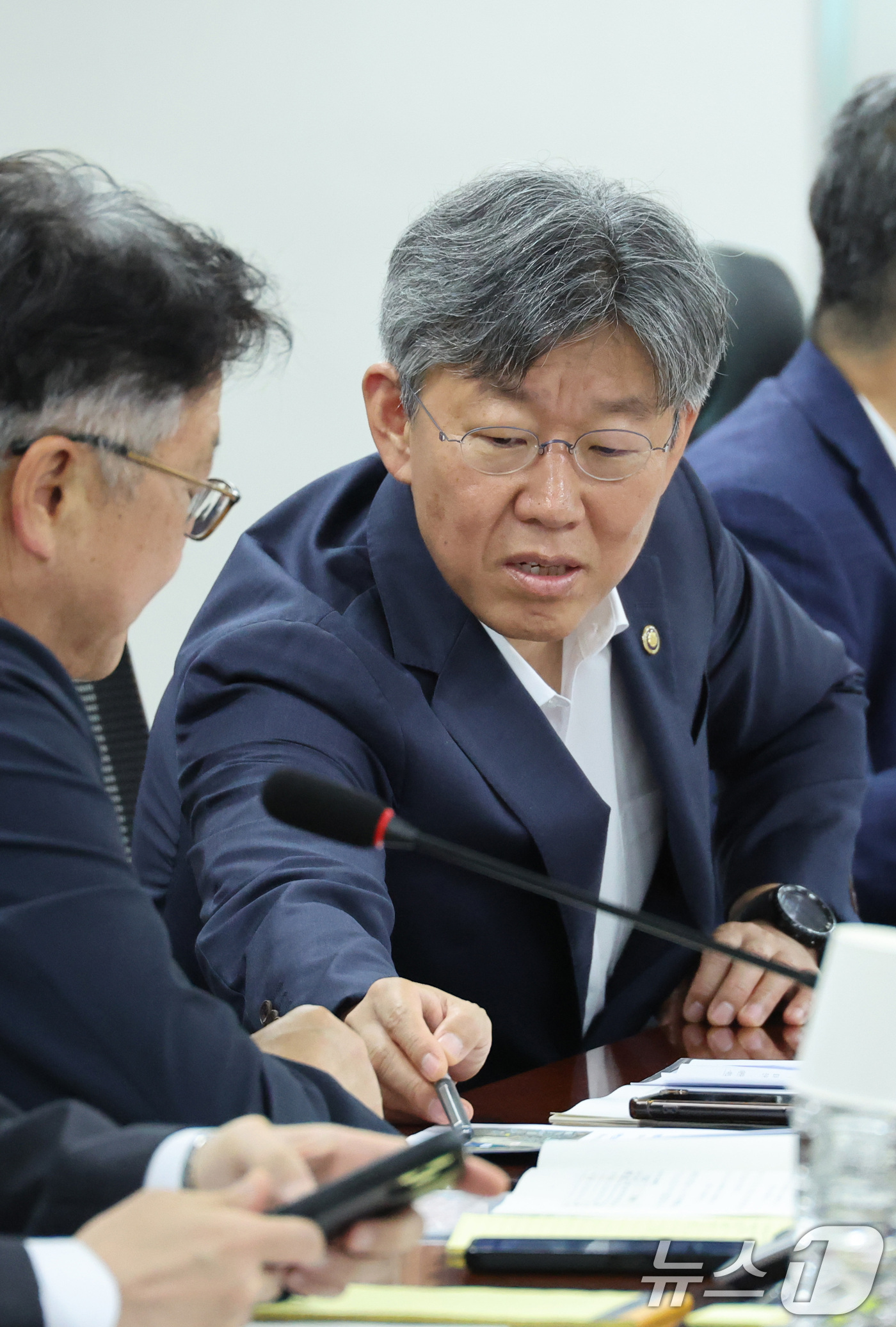 (서울=뉴스1) 신웅수 기자 = 김이탁 국토교통부 1차관이 22일 서울 여의도 국회 의원회관에서 열린 국토교통위원회 당정에서 대화하고 있다. 2026.7.22/뉴스1