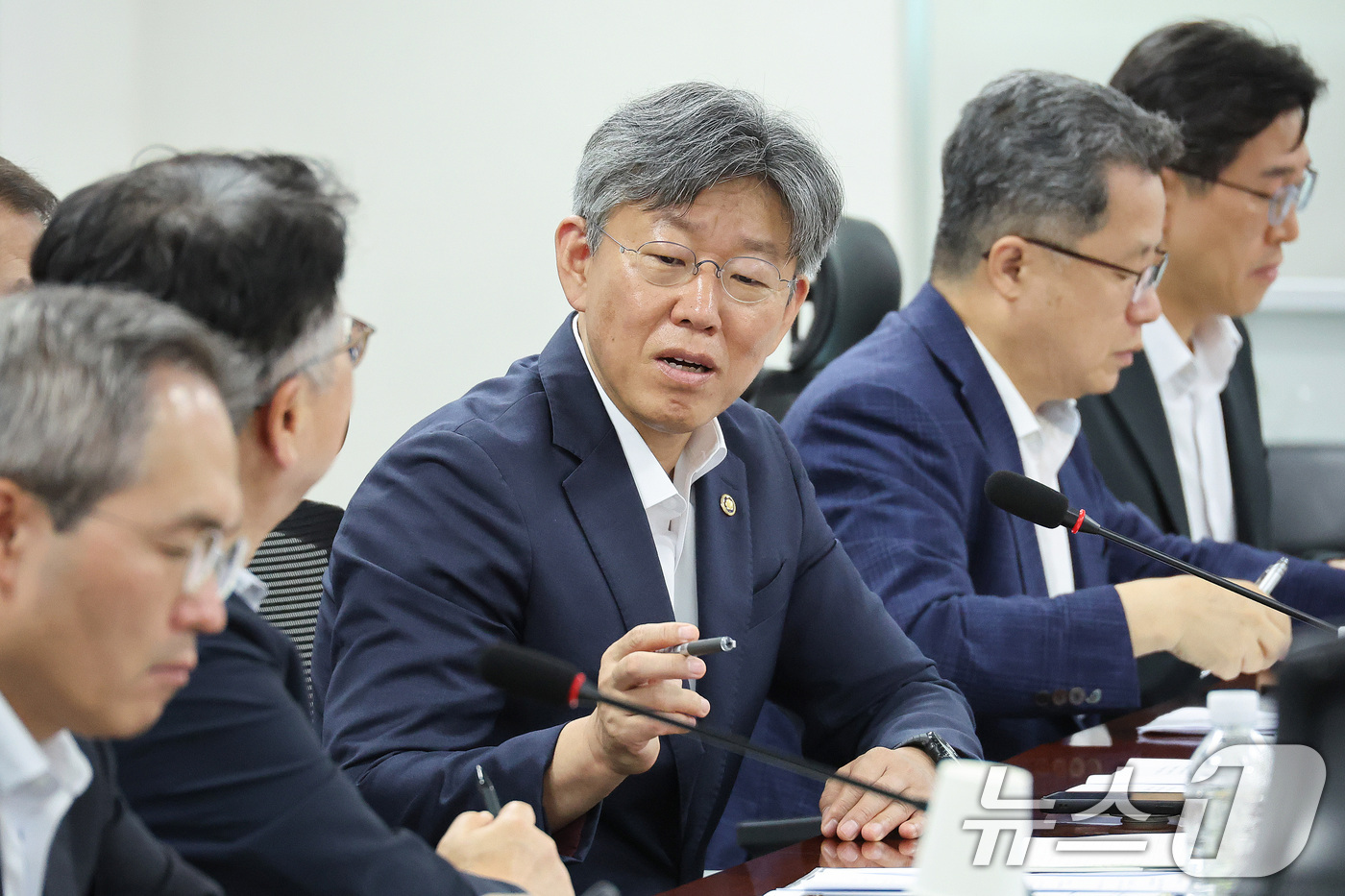 (서울=뉴스1) 신웅수 기자 = 김이탁 국토교통부 1차관이 22일 서울 여의도 국회 의원회관에서 열린 국토교통위원회 당정에서 대화하고 있다. 2026.7.22/뉴스1