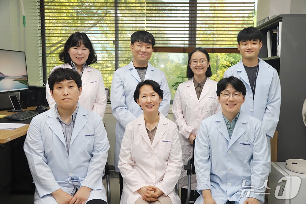 본문 이미지 - 한국생명공학연구원 노화융합연구단 김미랑 박사(가운데) 연구팀(생명연 제공) /뉴스1