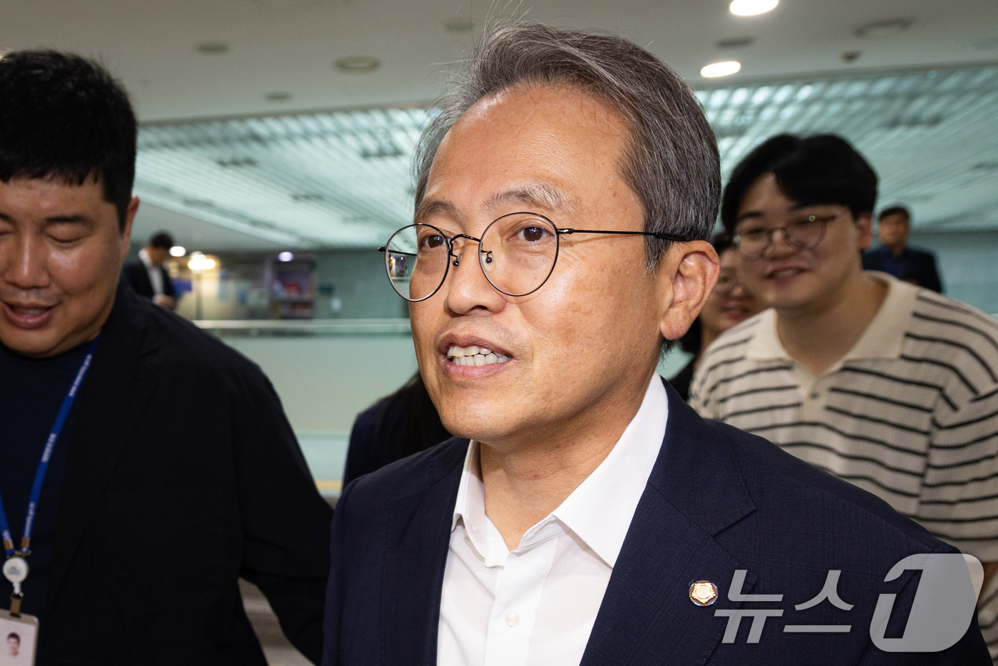 (서울=뉴스1) 유승관 기자 = 송기헌 국회 과학기술정보방송통신위원장이 22일 서울 여의도 국회 의원회관에서 열린 비공개 국회 과방위원회 당정 정책간담회에 참석하고 있다. 2026 …