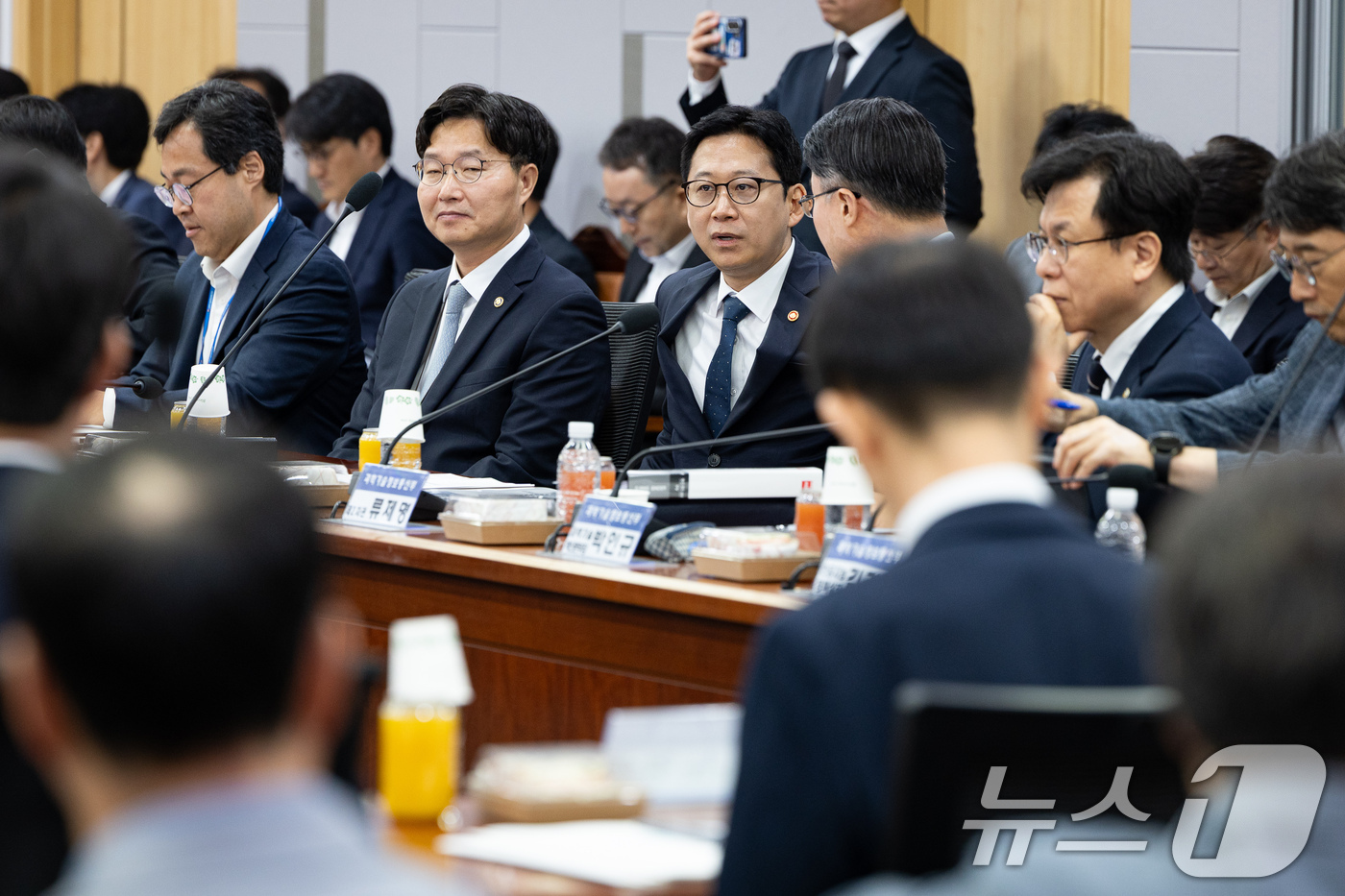 (서울=뉴스1) 유승관 기자 = 배경훈 부총리 겸 과학기술정보통신부 장관이 22일 서울 여의도 국회 의원회관에서 열린 비공개 국회 과방위원회 당정 정책간담회에 참석하고 있다. 20 …