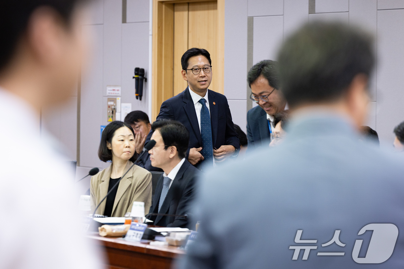 (서울=뉴스1) 유승관 기자 = 배경훈 부총리 겸 과학기술정보통신부 장관이 22일 서울 여의도 국회 의원회관에서 열린 비공개 국회 과방위원회 당정 정책간담회에 참석하고 있다. 20 …