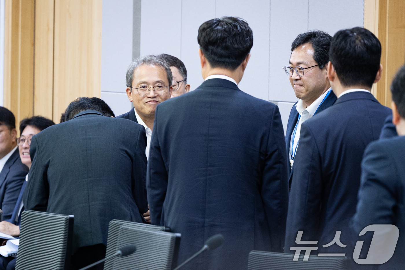 (서울=뉴스1) 유승관 기자 = 송기헌 국회 과학기술정보방송통신위원장이 22일 서울 여의도 국회 의원회관에서 열린 비공개 국회 과방위원회 당정 정책간담회에 참석해 참석자들과 인사하 …