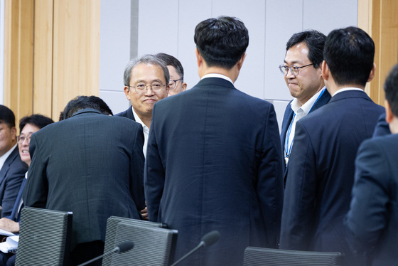 정부 관계자들과 인사하는 송기헌 과방위원장