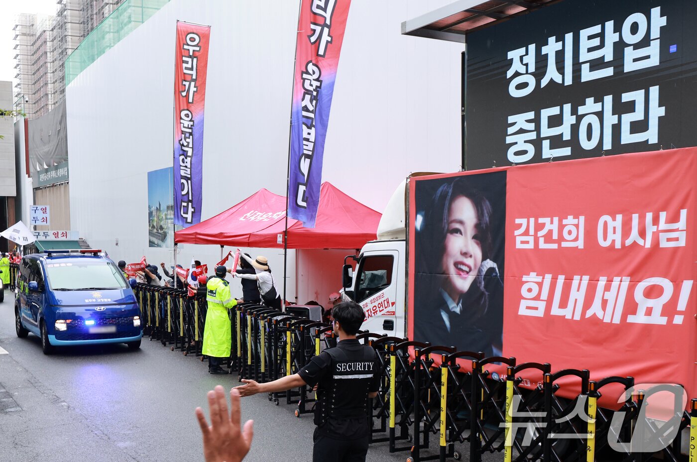 본문 이미지 - 김건희 여사를 태운 호송차가 22일 경기 과천 2차 종합특검 사무실 지하주차장으로 들어서고 있다. 2026.7.22 ⓒ 뉴스1 이호윤 기자