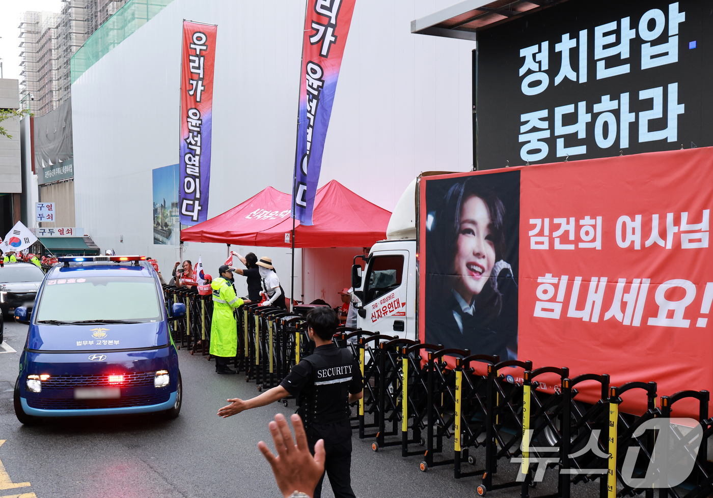 (과천=뉴스1) 이호윤 기자 = 김건희 여사를 태운 호송차가 22일 경기 과천 2차 종합특검 사무실 지하주차장으로 들어서고 있다.2차 종합특검팀(특별검사 권창영)은 이날 윤석열 전 …