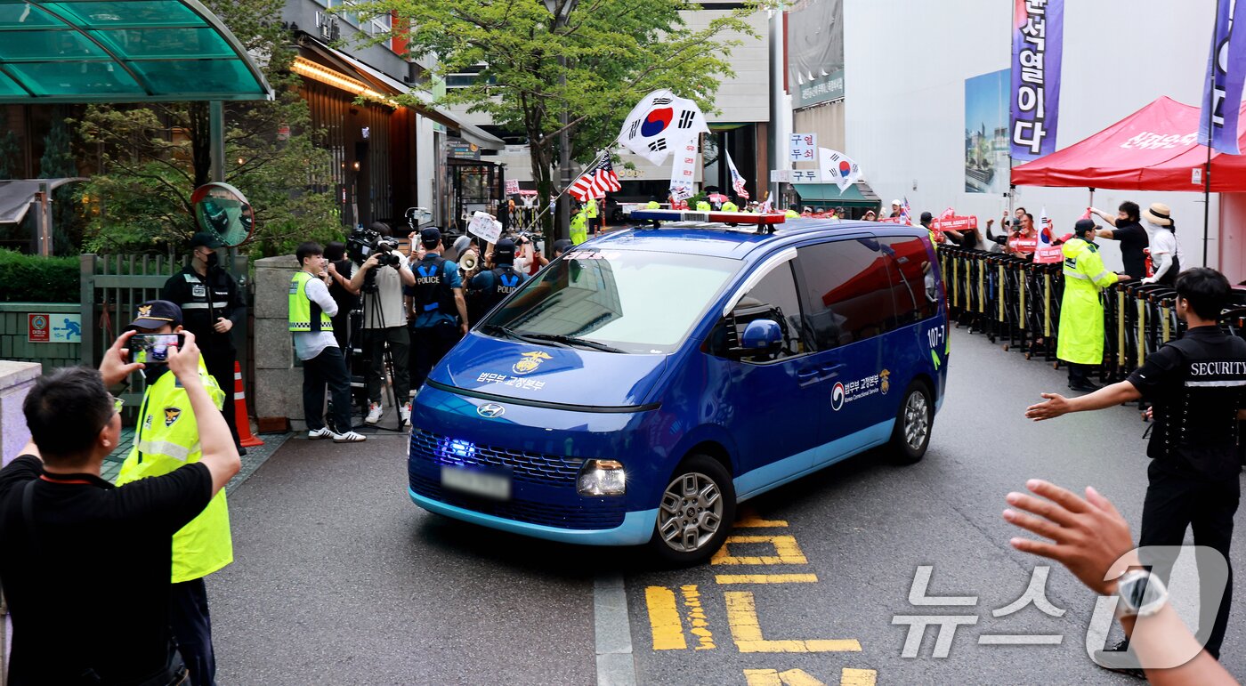본문 이미지 - 김건희 여사를 태운 호송차가 22일 경기 과천 2차 종합특검 사무실 지하주차장으로 들어서고 있다. 2차 종합특검팀(특별검사 권창영)은 이날 윤석열 전 대통령 관저 이전과 관련 특정범죄가중처벌법상 알선수재와 직권남용 혐의로 김 여사를 피의자 신분으로 소환했다. 2026.7.22 ⓒ 뉴스1 이호윤 기자