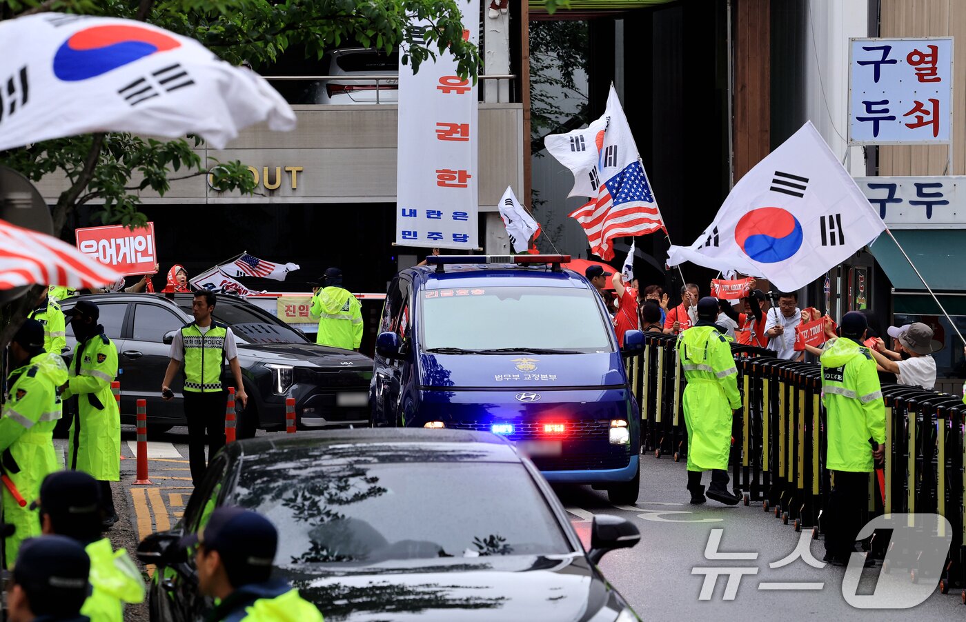 본문 이미지 - 김건희 여사를 태운 호송차가 22일 경기 과천 2차 종합특검 사무실 지하주차장으로 들어서고 있다. 2차 종합특검팀(특별검사 권창영)은 이날 윤석열 전 대통령 관저 이전과 관련 특정범죄가중처벌법상 알선수재와 직권남용 혐의로 김 여사를 피의자 신분으로 소환했다. 2026.7.22 ⓒ 뉴스1 이호윤 기자