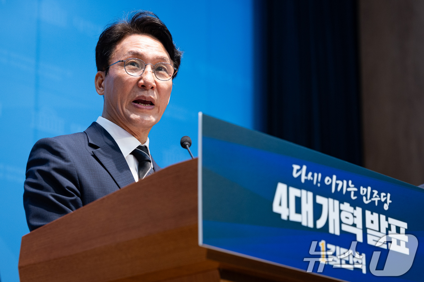 (서울=뉴스1) 유승관 기자 = 김민석 더불어민주당 당대표 후보가 22일 서울 여의도 국회 소통관에서 4대 개혁 발표를 하고 있다. 2026.7.22/뉴스1