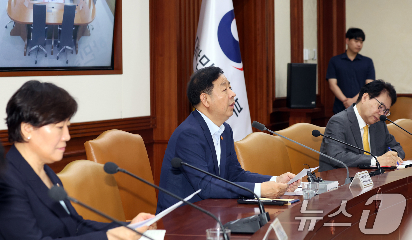 (서울=뉴스1) 김명섭 기자 = 구윤철 경제부총리 겸 재정경제부 장관이 22일 오전 서울 종로구 세종대로 정부서울청사에서 열린 비상경제본부회의 겸 경제산업경쟁력강화 관계장관회의에서 …