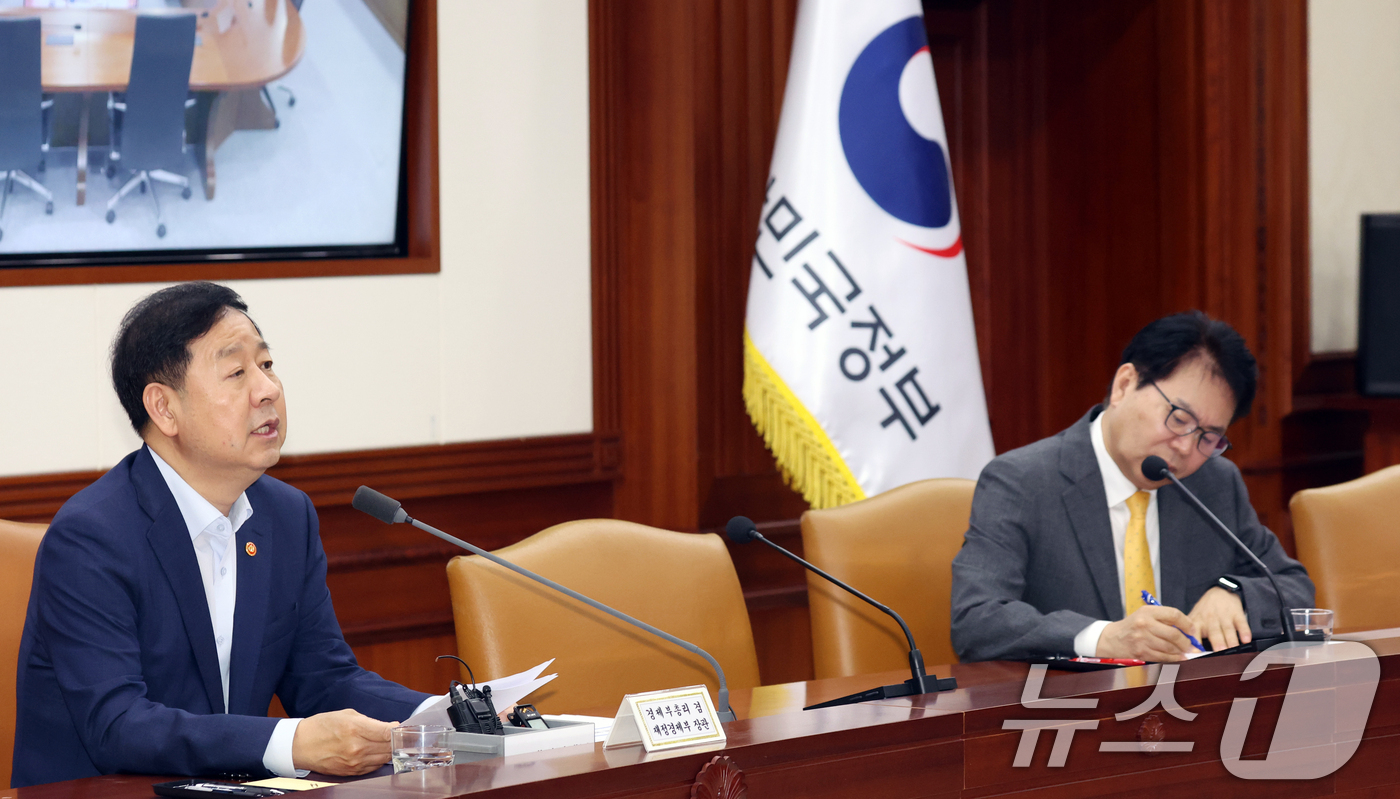 (서울=뉴스1) 김명섭 기자 = 구윤철 경제부총리 겸 재정경제부 장관이 22일 오전 서울 종로구 세종대로 정부서울청사에서 열린 비상경제본부회의 겸 경제산업경쟁력강화 관계장관회의에서 …