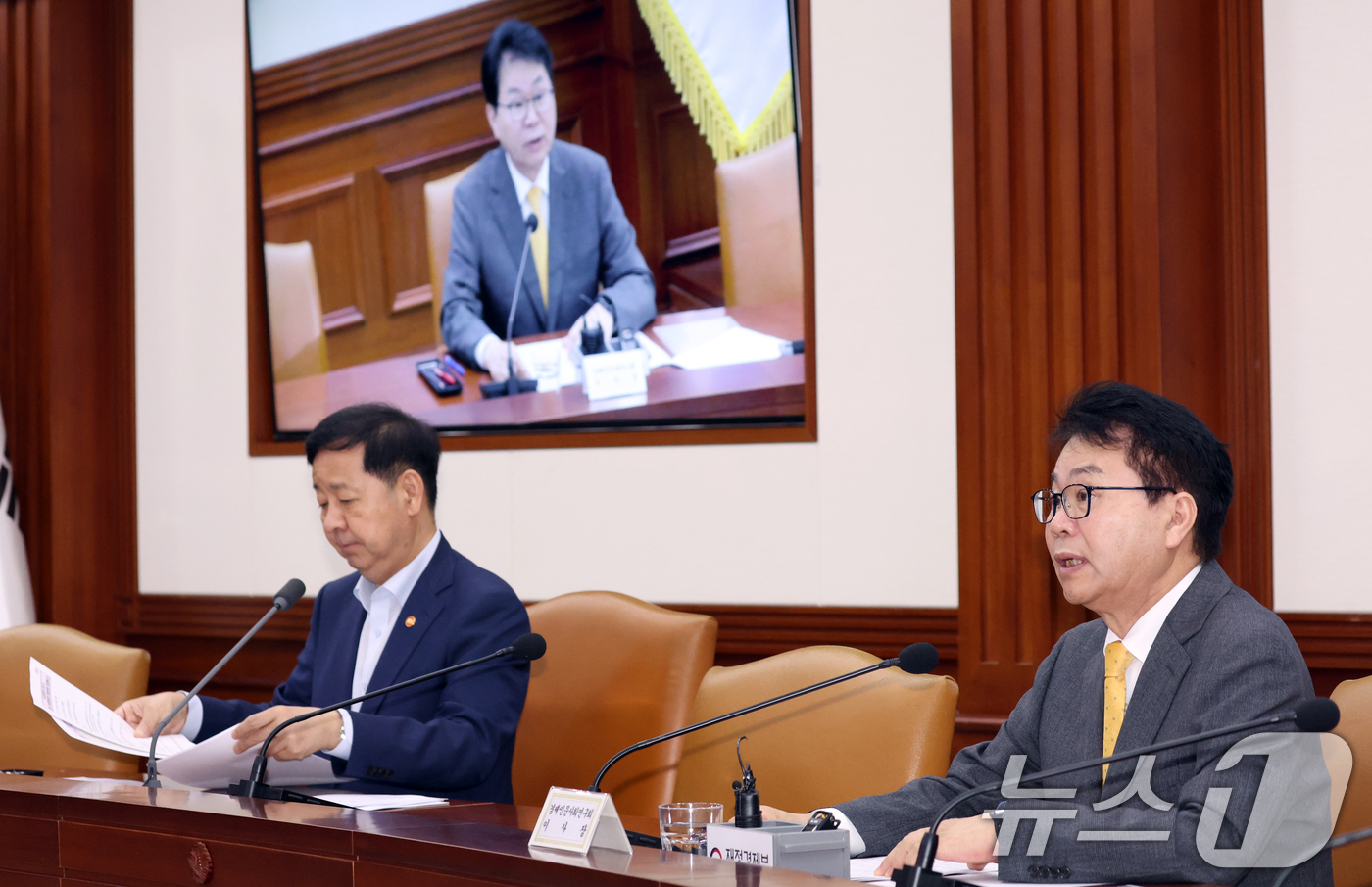 (서울=뉴스1) 김명섭 기자 = 이한주 경제·인문사회연구회 이사장이 22일 오전 서울 종로구 세종대로 정부서울청사에서 열린 비상경제본부회의 겸 경제산업경쟁력강화 관계장관회의에서 발 …